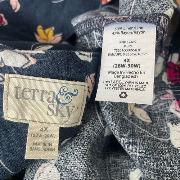 Terra & Sky women’s short sleeve top floral w/ navy background plus size 4X - Picture 4 of 4